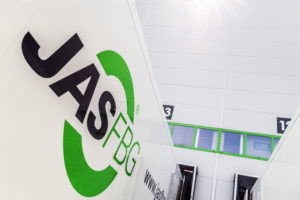 Logo JAS-FBG na naczepie zestawu w transporcie międzynarodowym