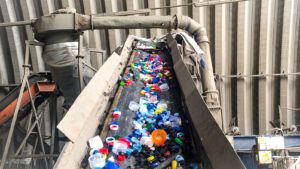 Recycling nakrętek pozbieranych przez pracowników JAS-FBG w ramach akcji Ekonakręceni
