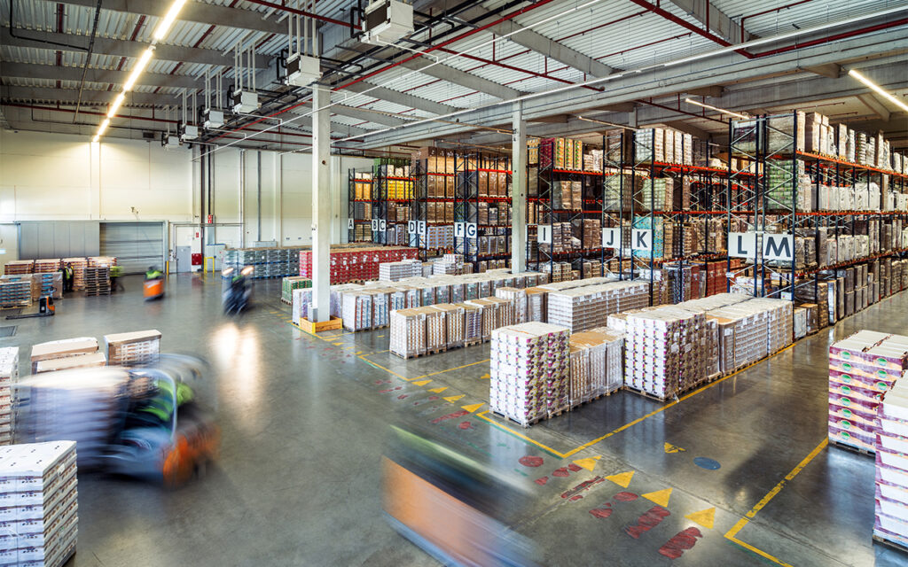 Procesy magazynowe - wnętrze magazynu logistycznego.