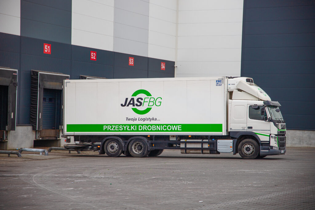 Samochód kurierski realizujący transport drobnicowy.